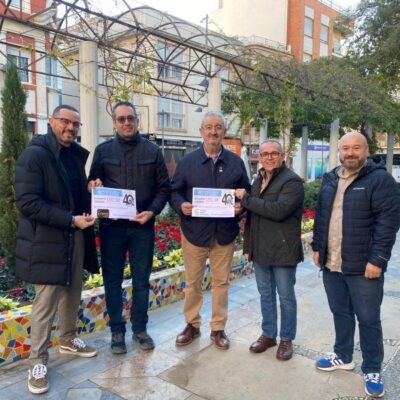El concejal de Cultura y el grupo folklórico Villa de Alhama hacen entrega de 2.785 euros recaudados a D´Genes y AECC
