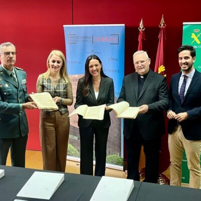 Cultura entrega al Obispado de Cartagena varios documentos de entre los siglos XV y XIX recuperados por la Guardia Civil